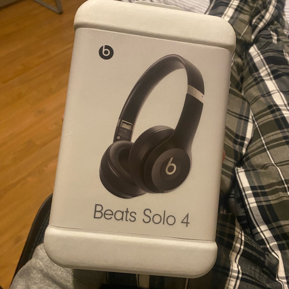 Beats Solo 4 Wireless Headphones - Sleek Black